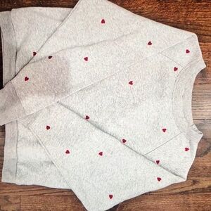 Long sleeved clothes with heart -shaped patterns